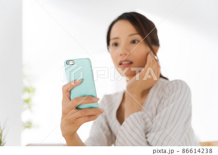 スマホを見る女性　30代　主婦 86614238
