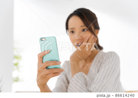 スマホを見る女性 30代 主婦 スマホを見る女性 30代 主婦 86614240