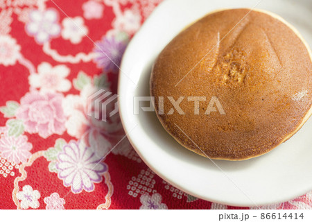 和風なイメージのどら焼き 86614414