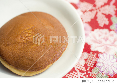 和風なイメージのどら焼き 86614417