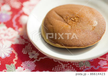和風なイメージのどら焼き 86614423