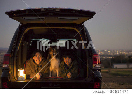 犬と一緒に車でお出かけをする親子　アウトドアイメージ 86614474
