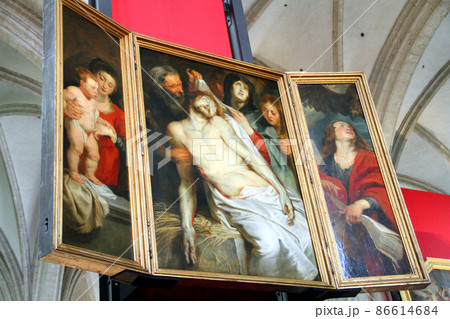 ノートルダム大聖堂に飾られたルーベンスの三連祭壇画 ノートルダム大聖堂に飾られたルーベンスの三連祭壇画 86614684