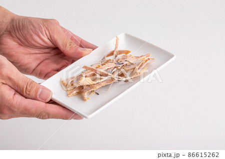 あたりめを差し出す手 Dried fish あたりめを差し出す手 Dried fish 86615262