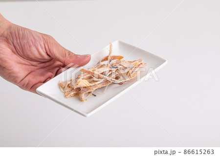 あたりめを差し出す手 Dried fish あたりめを差し出す手 Dried fish 86615263