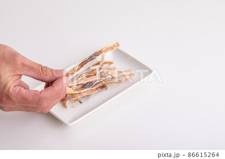 あたりめを差し出す手　Dried fish 86615264