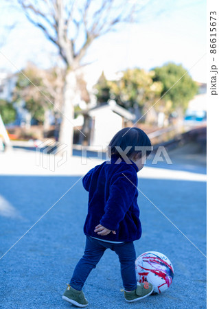 公園で遊ぶ幼児 公園で遊ぶ幼児 86615673