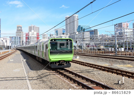 高輪ゲートウェイ駅の山手線E235系電車と京浜東北線E233系　寝台特急「サンライズ瀬戸・出雲」 86615829
