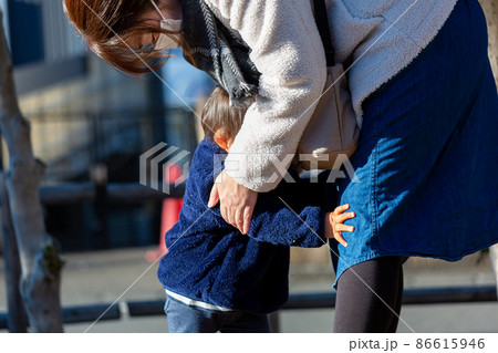 公園で遊ぶ子供と母親 86615946