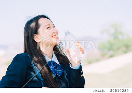 水を飲む女子高生 86616086