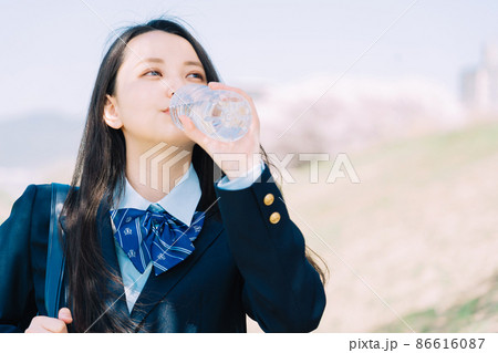 水を飲む女子高生 水を飲む女子高生 86616087