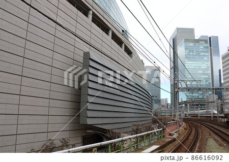 東京国際フォーラムと新幹線　東京都千代田区丸の内　ラファエル・ヴィニオリ　旧東京都庁跡地　1997年 86616092