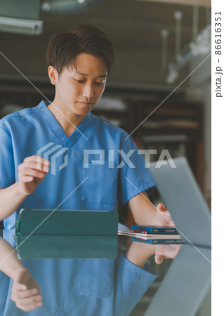 医療従事者とタブレット 86616351