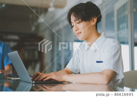 介護士のパソコン作業 介護士のパソコン作業 86616695
