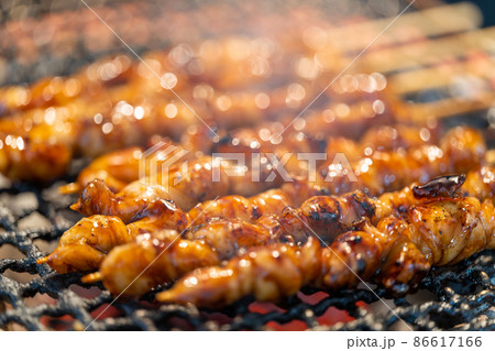 備長炭(炭火)で焼く鳥皮 備長炭(炭火)で焼く鳥皮 86617166