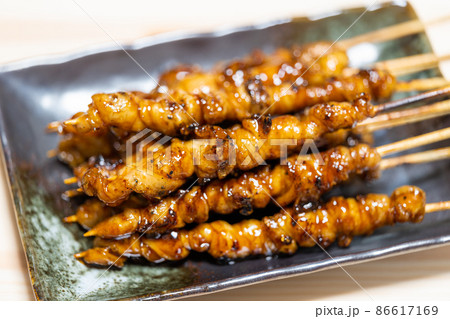 備長炭(炭火)で焼く鳥皮 備長炭(炭火)で焼く鳥皮 86617169