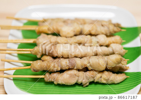 備長炭(炭火)で焼く鳥皮 備長炭(炭火)で焼く鳥皮 86617187