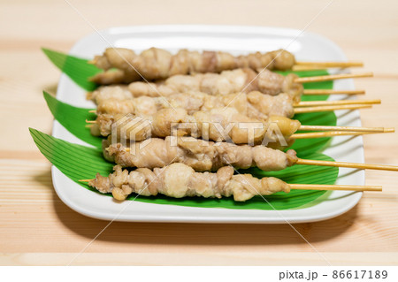 備長炭(炭火)で焼く鳥皮 備長炭(炭火)で焼く鳥皮 86617189