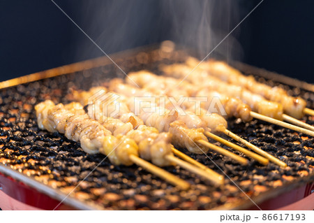 備長炭（炭火）で焼く鳥皮 86617193