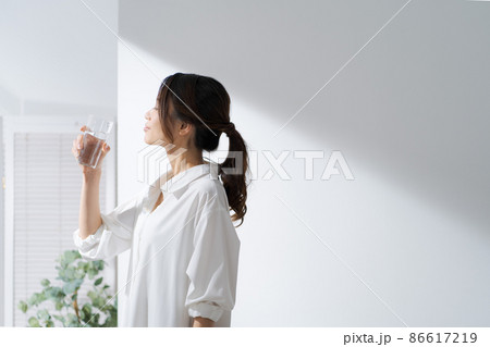 水を飲む女性　水分補給 86617219