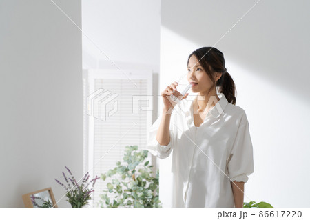 水を飲む女性　水分補給 86617220