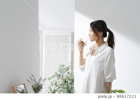 水を飲む女性 水分補給 水を飲む女性 水分補給 86617221