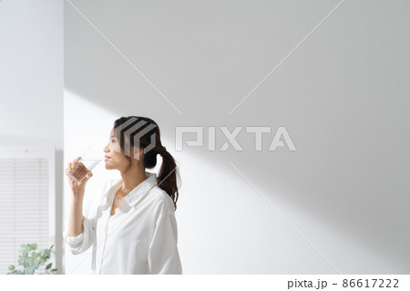 水を飲む女性　水分補給 86617222