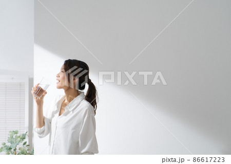 水を飲む女性　水分補給 86617223