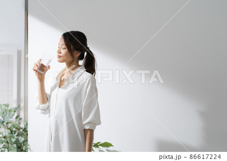水を飲む女性　水分補給 86617224