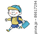 楽しそうに走る小学生の男の子 86617294