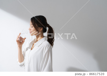 水を飲む女性　ナチュラル 86617520