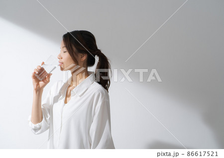 水を飲む女性　ナチュラル 86617521