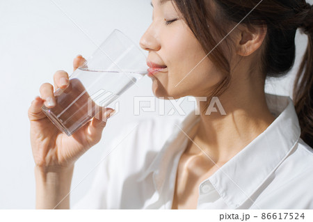 水を飲む女性　ナチュラル 86617524