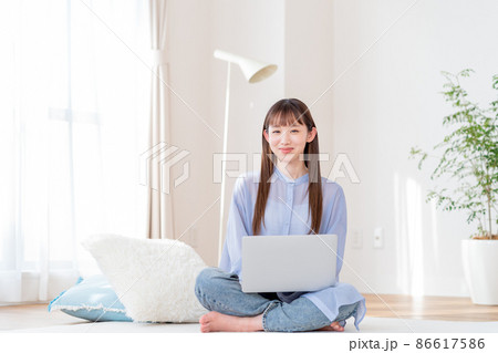 パソコンを操作する若い女性 86617586