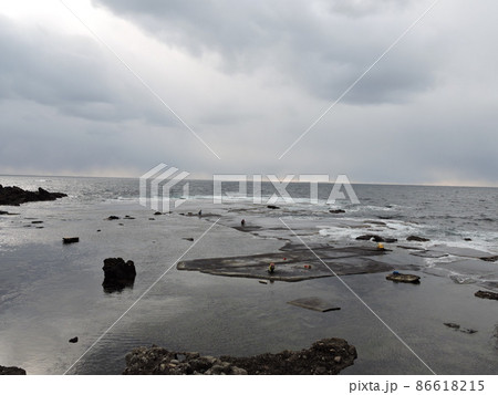 冬の風物詩　白波　寒の時期の岩のり摘み 86618215