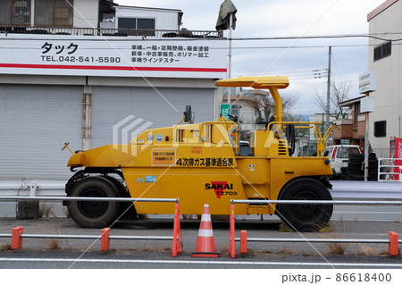国道に留置されているロードローラー 国道に留置されているロードローラー 86618400