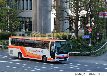 大阪梅田　阪神前交差点から見た車 86619152