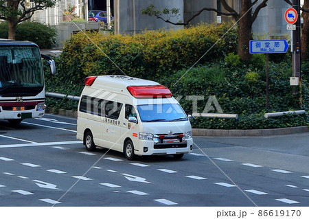 大阪梅田 阪神前交差点から見た車 大阪梅田 阪神前交差点から見た車 86619170