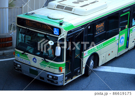 大阪梅田　阪神前交差点から見た車 86619175
