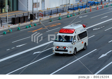 大阪梅田　阪神前交差点から見た車 86619204