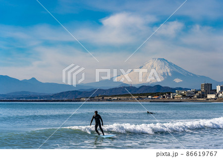 茅ヶ崎海岸　サーフィン　サーファー　シルエット　富士山 86619767