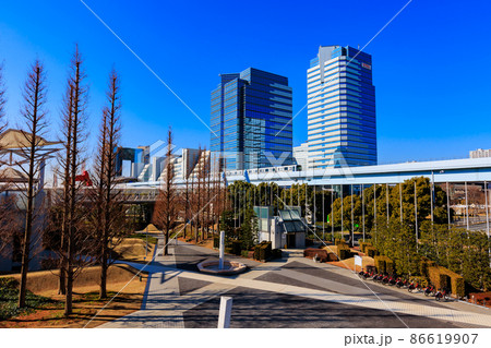東京 江東区有明の都市風景 有明フロンティアビルとゆりかもめ 東京 江東区有明の都市風景 有明フロンティアビルとゆりかもめ 86619907