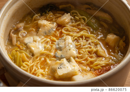 鍋の〆に、麺とチーズを入れる 鍋の〆に、麺とチーズを入れる 86620075
