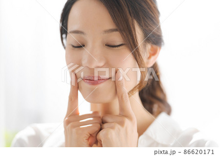 笑顔　表情筋　女性 86620171