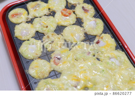 たこ焼き器でたこ焼きを作る様子 たこ焼き器でたこ焼きを作る様子 86620277