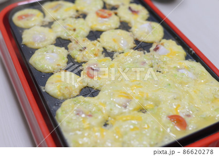 たこ焼き器でたこ焼きを作る様子 86620278