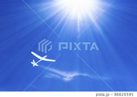 青空に紙飛行機 青空に紙飛行機 86620595