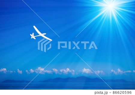 青空に紙飛行機 86620596