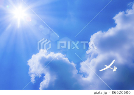 青空に紙飛行機 86620600
