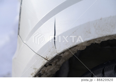 車のバンパー割れ 車のバンパー割れ 86620920